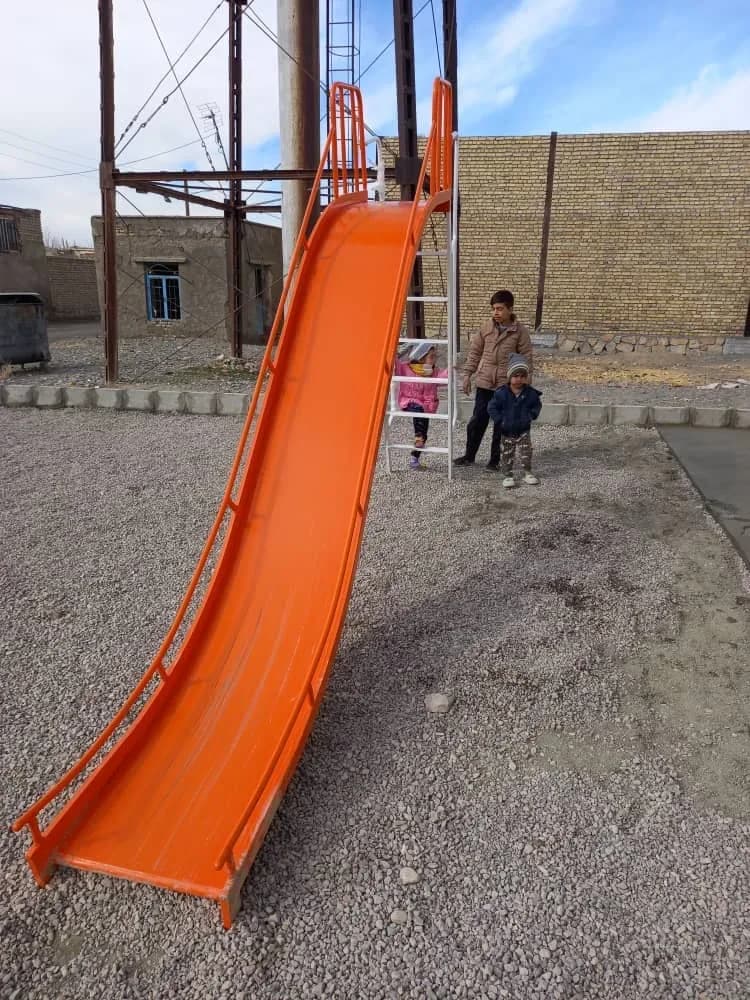 سرسره فلزی در حال استفاده در فضای باز